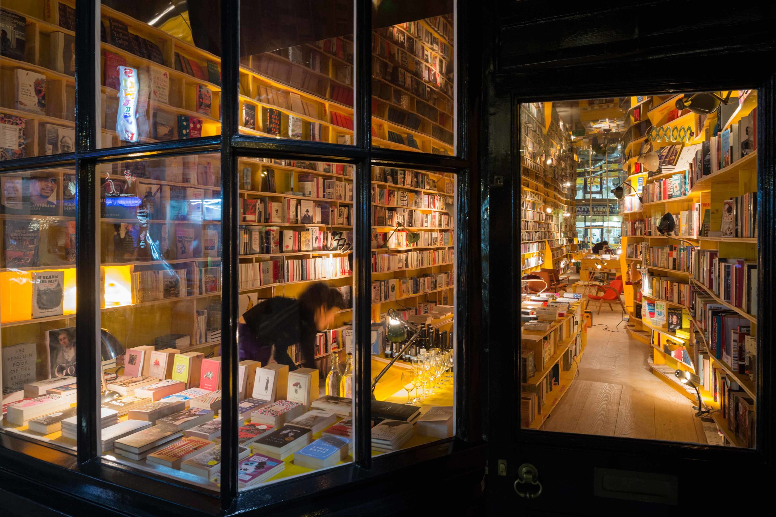Улицы книг магазин. Libreria книжный London. Книжный магазин в Лондоне. Витрина книжного магазина. Красивые витрины книжного магазина.
